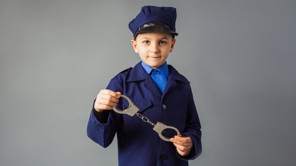 De bästa ordningsvakt uniformerna för barn på maskeradfesten